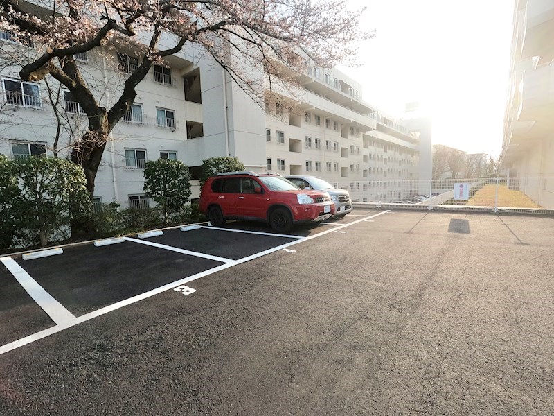 ドルフ青葉台２号棟 共用部写真（駐車場）
