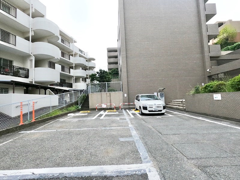 グローリア初穂宮崎台 共用部写真（駐車場）
