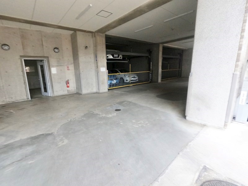 ヴィルヌーブ港南台Ⅱ 共用部写真（駐車場）