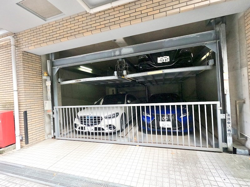 アクシア新宿御苑 共用部写真（駐車場）