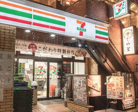 フリーディオ西麻布 コンビ二