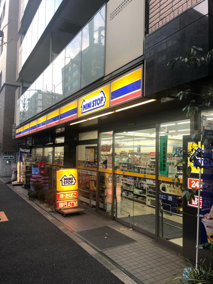 御苑プラザビル コンビニ