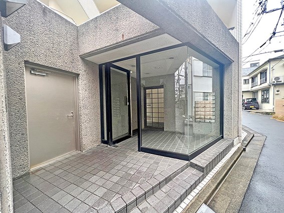 メゾン万里下北沢 共用部写真（エントランス）