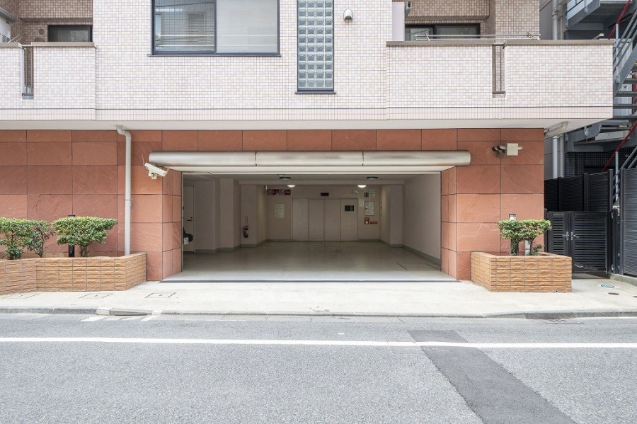 パロス新富町 共用部写真（駐車場）