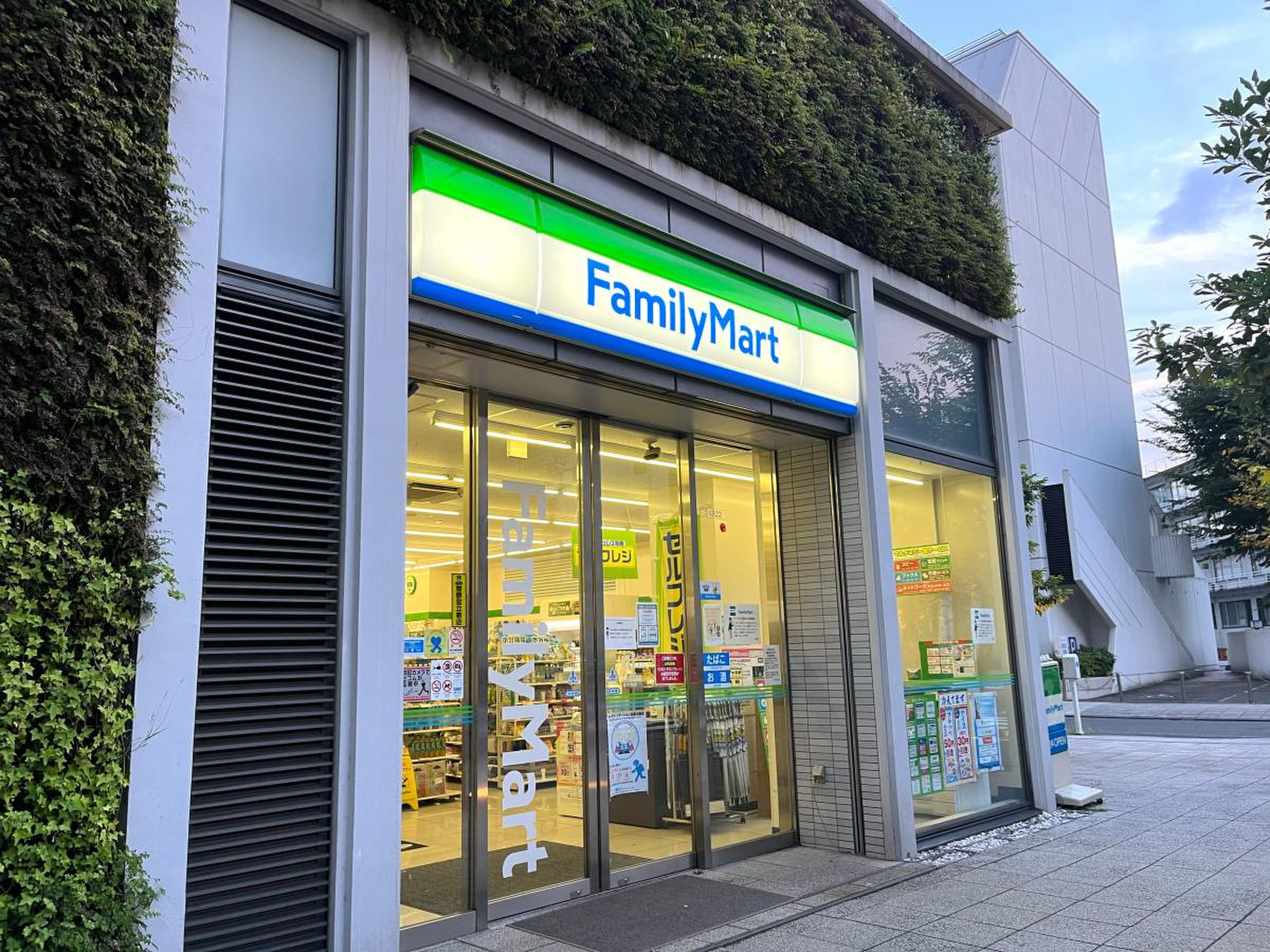 プレシス横濱山下町 コンビニ