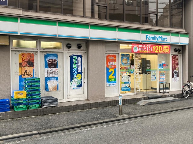 リブゼ横浜山下公園 コンビニ