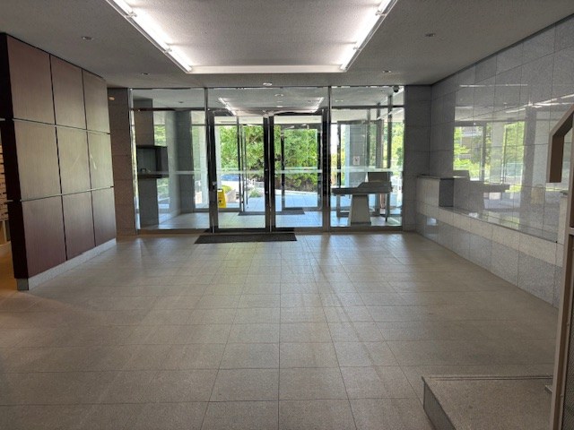 横浜三ツ池公園パーク・ホームズ 共用部写真（エントランス）