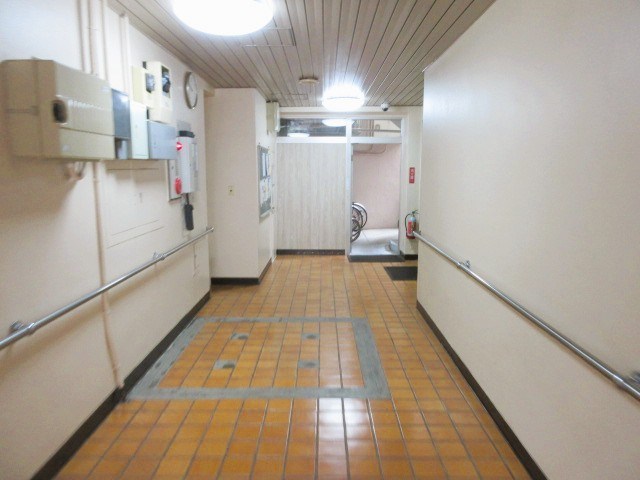 ロイヤルハイツ都 共用部写真（エントランス）