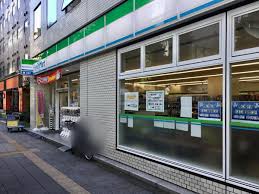 ホワイトレジデンス コンビニ